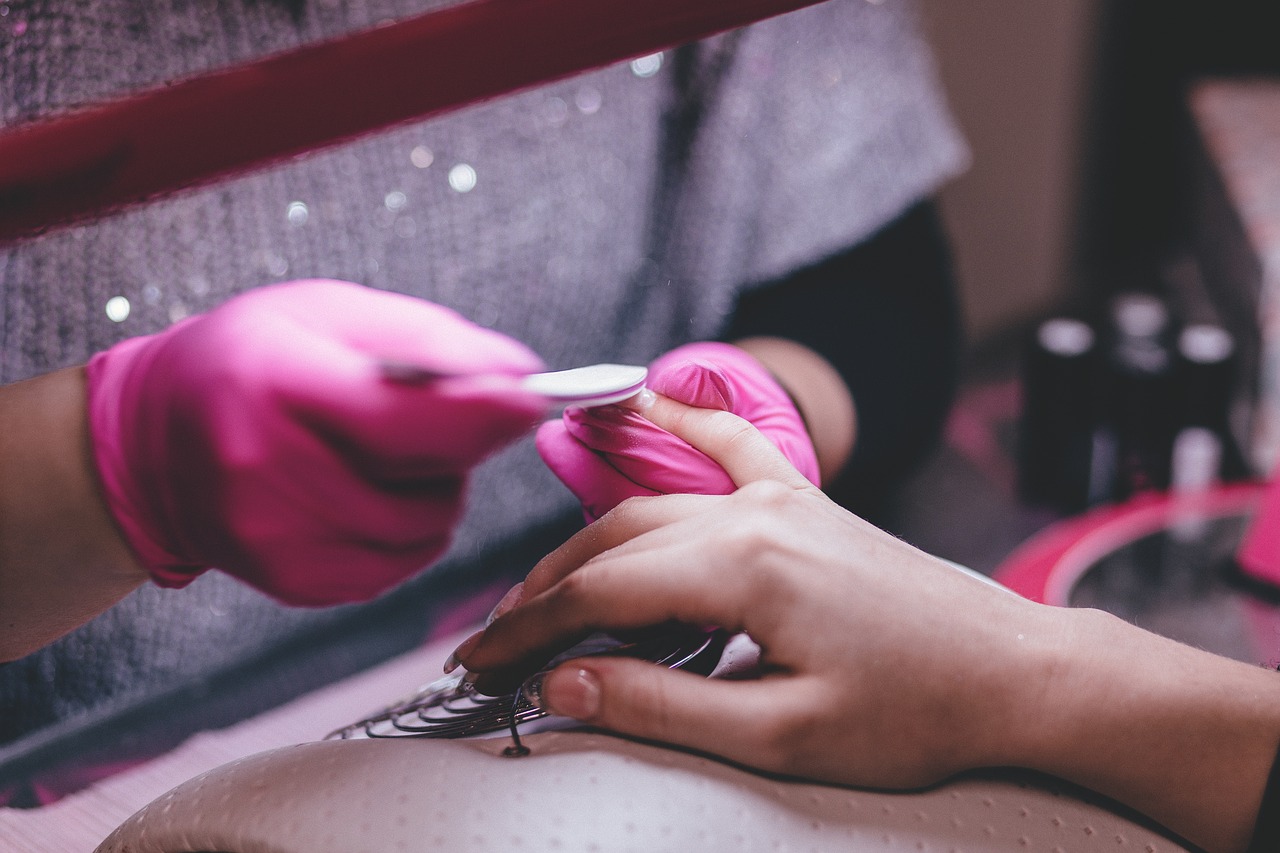 Manicure hybrydowy – w domu, czy w salonie?