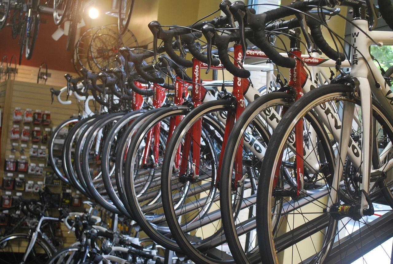 Na co zwrócić uwagę przy wyborze sklepu rowerowego? Asortyment, doradztwo i serwis po zakupie